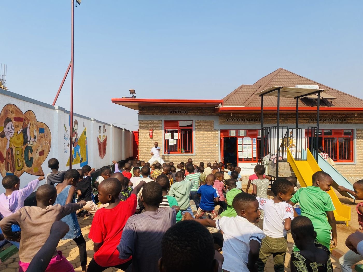 Les enfants au camp de vacances de Bright IMENA Academy