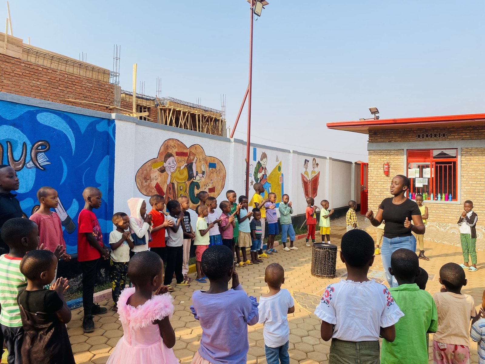 Les enfants et une enseignante pendant une s&eacute;ance de danse au camp de vacances