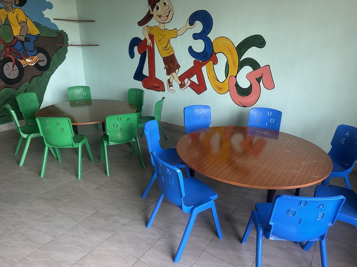 Tables rondes et petites chaises dans une classe